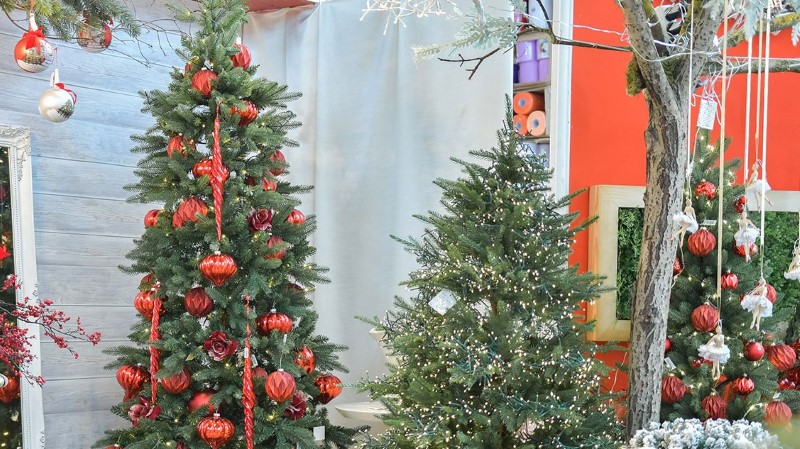 Christmas tree with Christmas tree decorations
